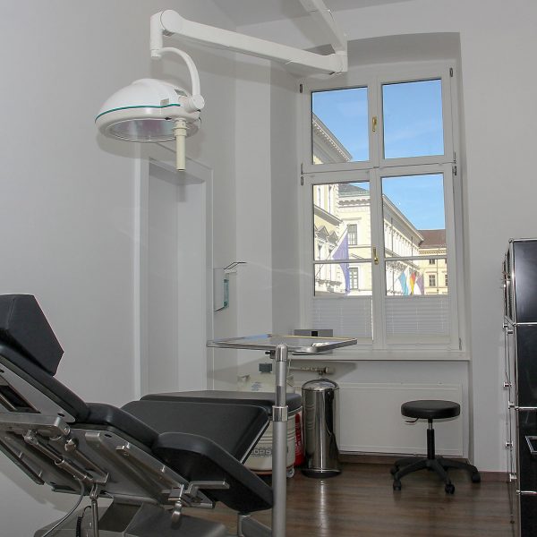 Behandlungsraum Dermatologie am Odeonsplatz, München